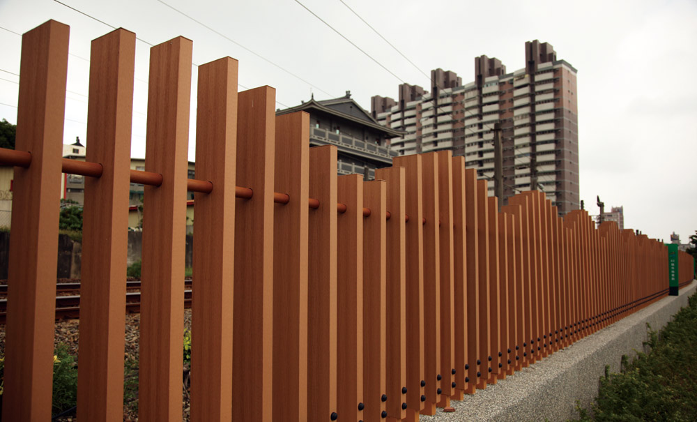 欄杆-Railing-楠梓火車站82期重劃區-橙湘建材│氶鋒建材│Doozer Wood│WPC│優美木│塑膠木│環塑木│環保木│合成木│環保塑木│塑膠仿木│環保塑合木│木塑複合材料│綠建材