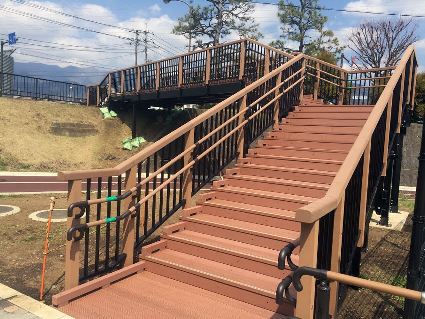 天橋-Sky-Bridge-日本(神奈川県)-秦野カルチャーパーク総合運動公園│氶鋒建材│Doozer Wood│WPC│優美木│塑膠木│環塑木│環保木│合成木│環保塑木│塑膠仿木│環保塑合木│木塑複合材料│綠建材