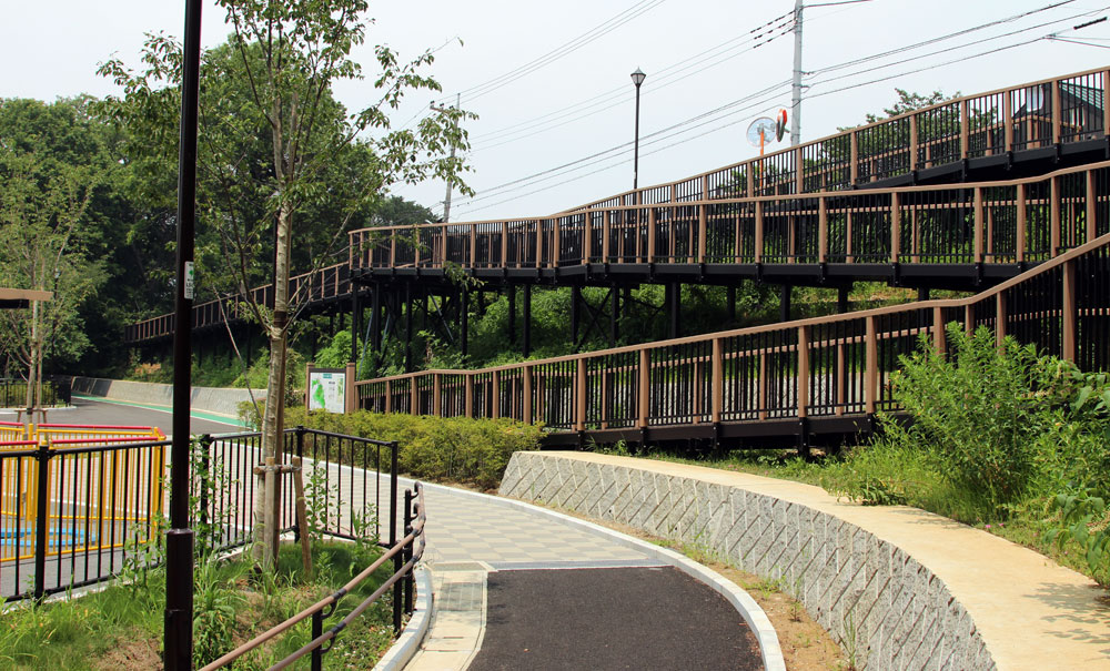 步道-棧道-Boardwalk-日本(多摩市)-都立桜ケ丘公園│氶鋒建材│Doozer Wood│WPC│優美木│塑膠木│環塑木│環保木│合成木│環保塑木│塑膠仿木│環保塑合木│木塑複合材料│再生環保│綠建材